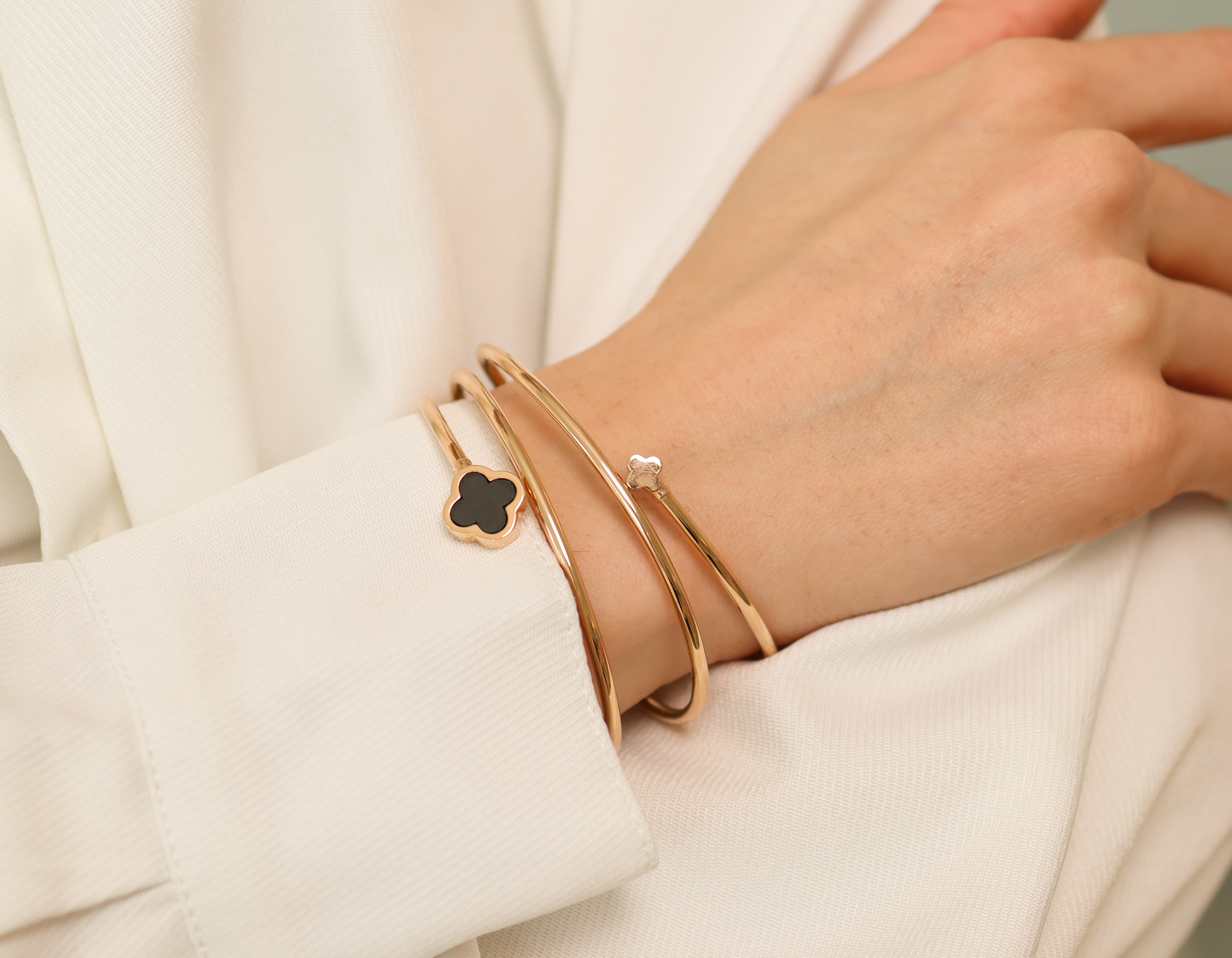 Твердые браслеты: тренд в мире ювелирных изделий