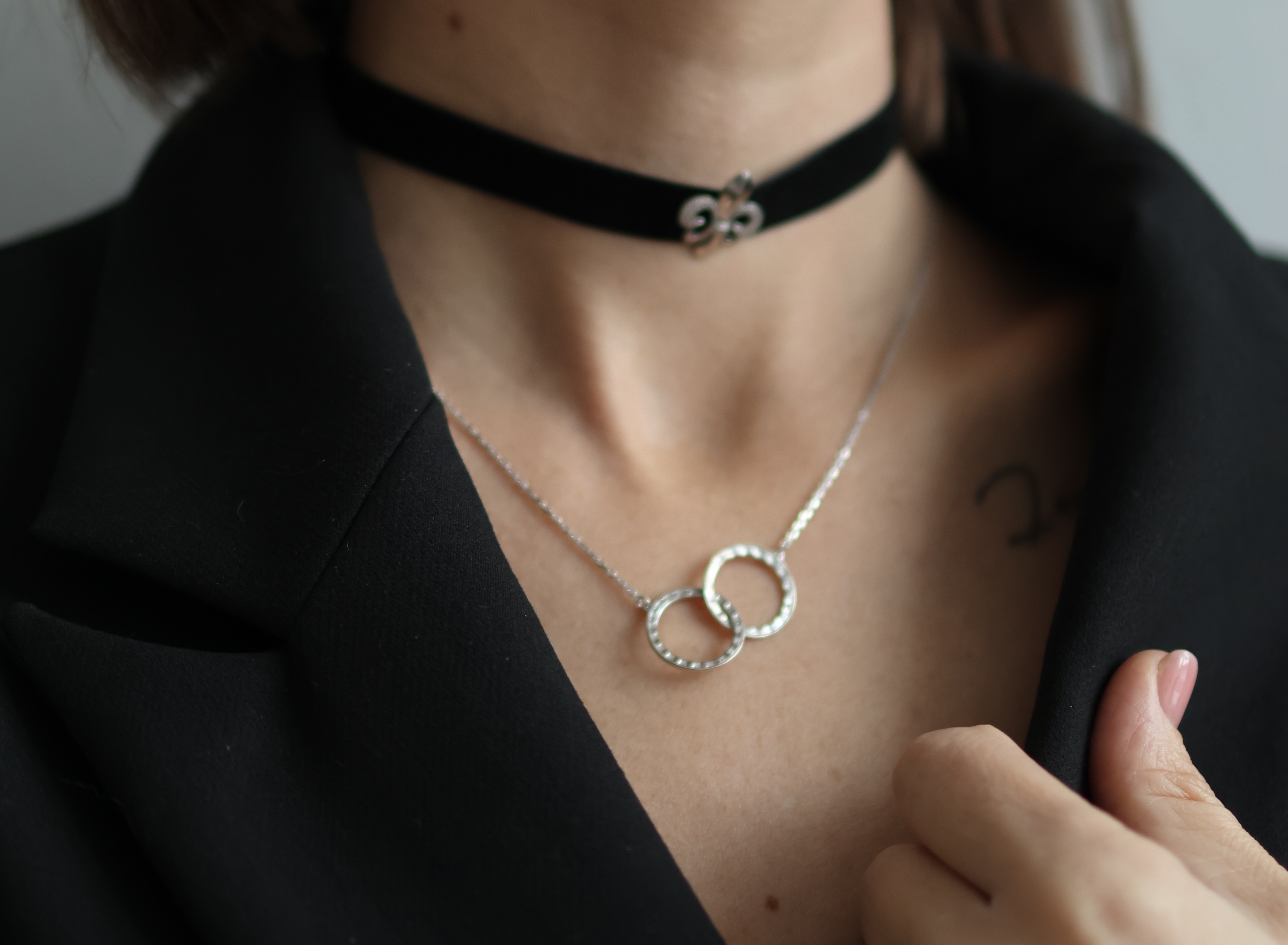 Как выбрать колье в зависимости от наряда